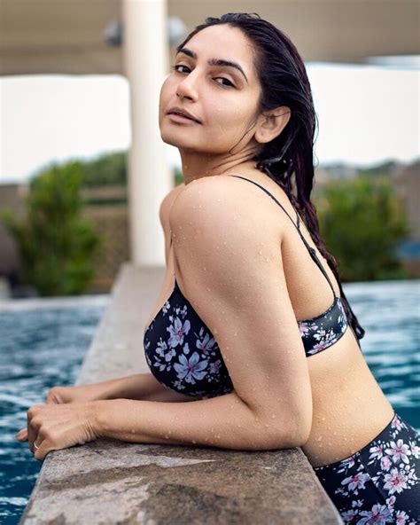 Hot Sexy Ragini Dwivedi Bikini Pics