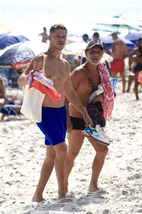 Gabriel Santana e José Loreto exibem tanquinho na piscina e fãs brincam