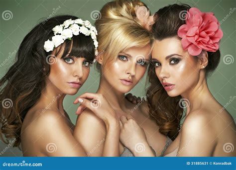 Tre Amiche Mezzo Nude Fantastiche Immagine Stock Immagine Di Trucco Occhi