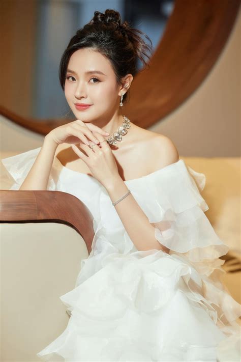 B T Hot Girl I U C A Showbiz Vi T Ng I L M D U H O M N S Ng Cu C I Sang Ch Nh Ng I