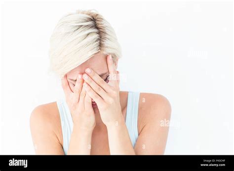 Traurige blonde Frau Weinen mit Kopf auf Hände Stockfotografie Alamy