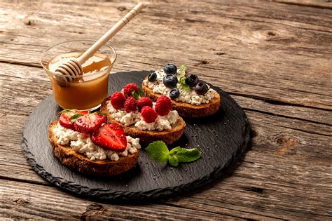 Crostinis De Queso De Cabra Miel Y Frutos Rojos Recetas Con Amor