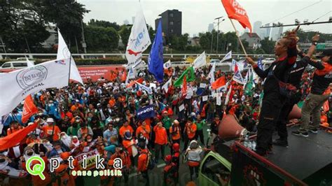 Ratusan Ribu Buruh Geruduk Gedung Dpr Hari Ini Berikut Tuntutannya