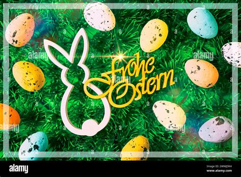 FOTOMONTAGE, Osterhasenfigur und bunte Ostereier mit Schriftzug Frohe ...