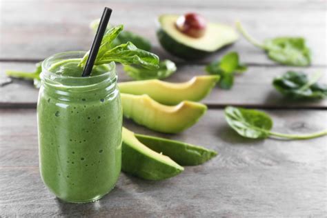 Frullato Di Avocado Perfetto Con La Banana E Con Una Manciata Di