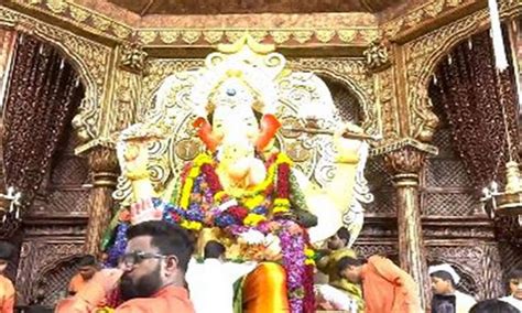 Ganesh Chaturthi Devotees Offer Prayers At Lalbaugcha Raja In Mumbai