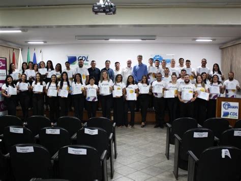 Alunos Da Turma Da Escola De Vendedores Recebem Certificado De