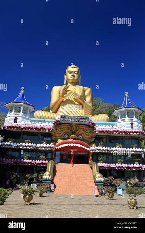 Buda De Oro Gigante En La Cueva De Dambulla Templo De Dambulla Sri