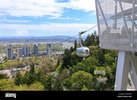 Portland Aerial Tram (OHSU Tram) between the city's South Waterfront ...