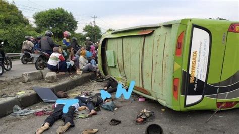 Kecelakaan Maut Tadi Pukul 07 00 Wib 2 Penumpang Tewas Tergeletak Di