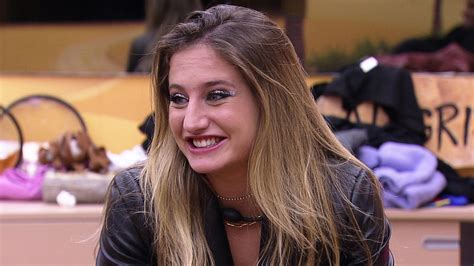 Bruna Griphao Surge Aos Beijos Outro Ex Bbb De Sua Edi O Em Festa