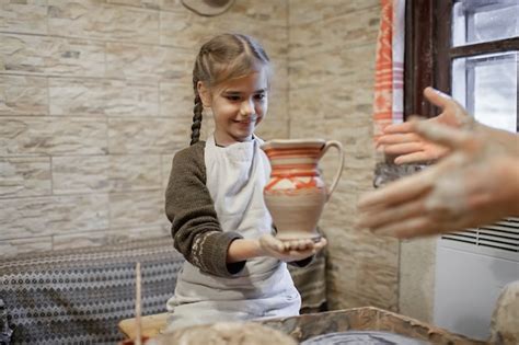 Ni A Jugando Con Plastilina En Torno De Alfarer A En El Taller