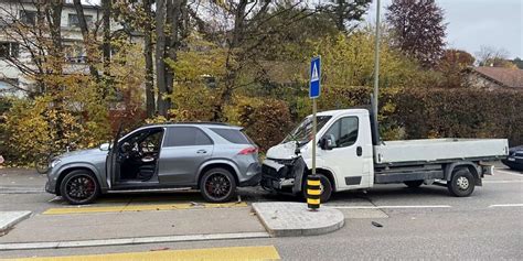 Therwil BL Auffahrkollision Zwischen Personenwagen Und Lieferwagen