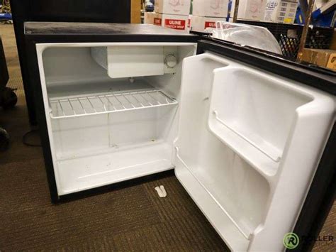 Igloo Fr100 Black Mini Fridge Roller Auctions