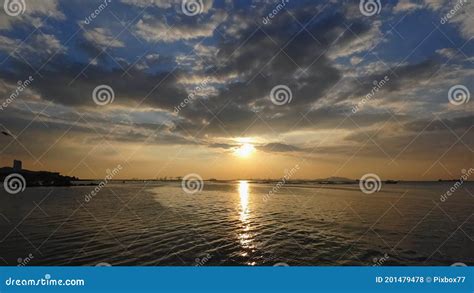 Lapso De Tiempo 4k De Las Nubes Que Se Mueven En El Cielo Del Atardecer