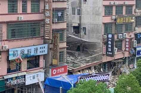 长沙市望城区金山桥街道金坪社区盘树湾一栋自建房倒塌，事发地附近设有灵堂长沙一老式建筑坍塌 有人员被困事故楼房