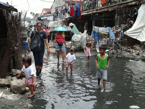 Smokey Tours A Walk Through The Slums Of The Philippine Capital