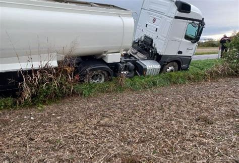 Visco Sbaglia La Manovra Camion Cisterna In Bilico Sulla Provinciale