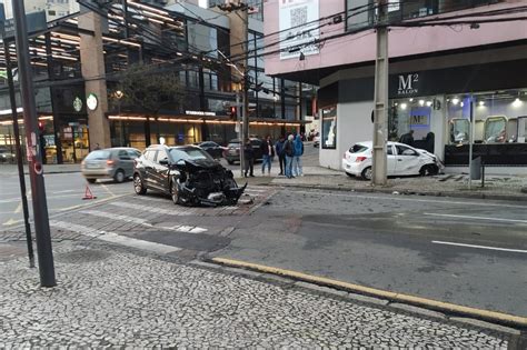 Carros De Aplicativo Batem No Batel E Passageira Fica Ferida