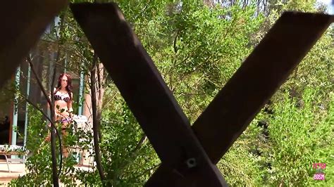 La Moglie Rossa In Lingerie Sexy Finisce Con Una Sborrata Facciale Accanto Al Marito Cornuto