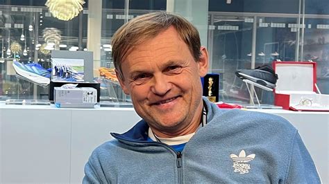 This CEO, an ex-footballer, gave his phone number to 60,000 employees ...