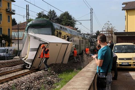 Furgone Bloccato Sui Binari Al Passaggio A Livello Travolto Dal Treno