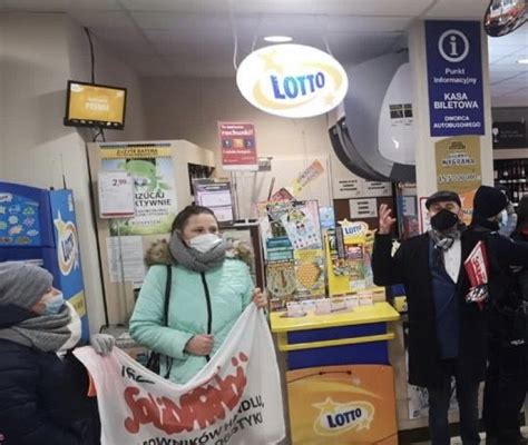 Protest związkowców w Cieszynie Supermarket ogłosił się dworcem