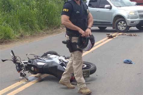 Jovem morre em Gandu após moto que pilotava bater contra carro