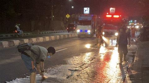 Waspada Tumpahan Oli Di Depan Smpn 1 Ungaran Semarang Sejumlah Pemotor