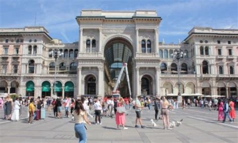 Milano Al Lavoro Per Ripulire Gli Imbrattamenti Di Galleria Vittorio