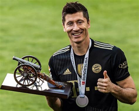 Robert Lewandowski Wins Bundesliga Players Player Of The Season Prize