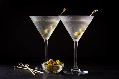 Premium Photo Classic Dry Martini With Olives On Black