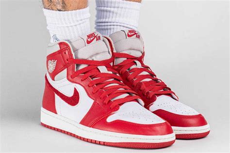 スニダンで購入可7 23発売 Nike WMNS Air Jordan 1 High OG Varsity Red Chenille