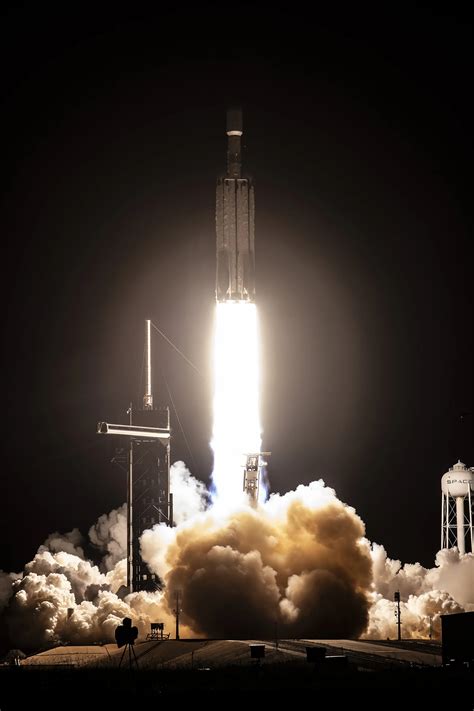 Spacex Falcon Heavy Rocket Deploys Massive Satellite Bloomberg