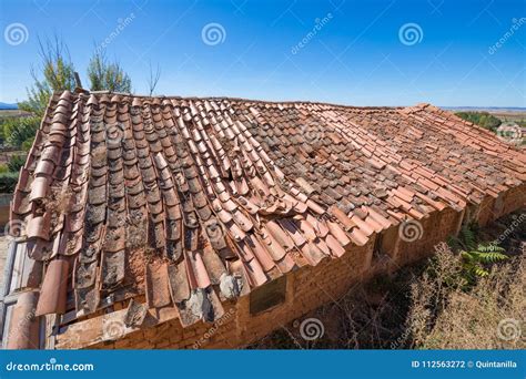 Tejado Presionado Con Las Tejas Quebradas Foto De Archivo Imagen De