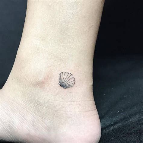 Little Seashell With A Pearl In There In 2020 Shell Tattoos Seashell