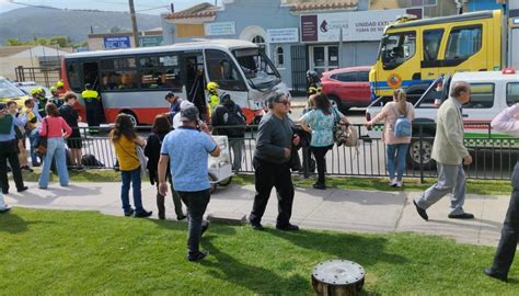 Colisión por alcance entre dos microbuses y un auto particular deja al