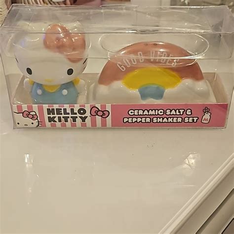 Hello Kitty Ceramic Salt And Pepper Shaker Set In 2024 Hello Kitty
