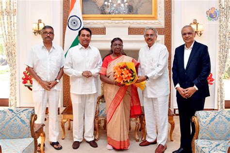 Vice Chancellor And Trustees Meet Honble President Of India Smt