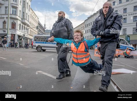 Berlín Alemania 14º de octubre de 2023 La policía de Berlín expulsó