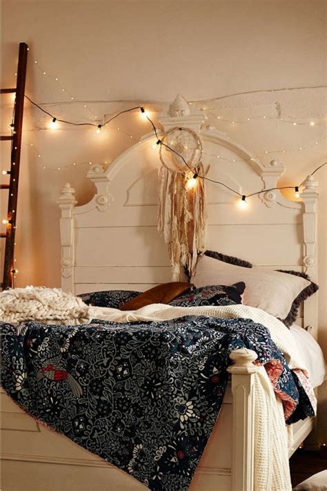 30 Romantic String Light Ideas For The Bedroom