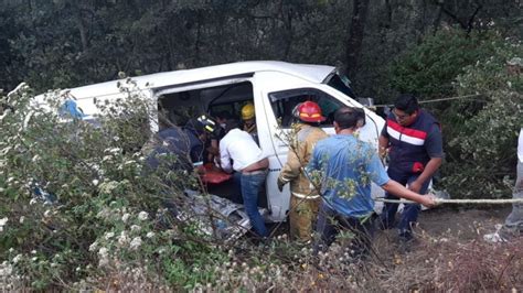 Tragedia en Edomex Combi cae a barranco tras ser impactada por camión