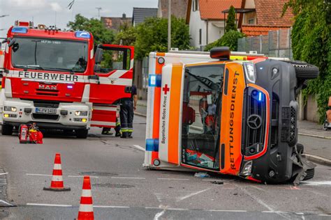 Unfall in Nürnberg mit Patienten an Bord Rettungswagen kippt bei Crash