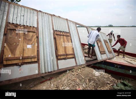 Dhaka Dhaka Bangladesh Th Sep Laborers Carry Iron Sheets