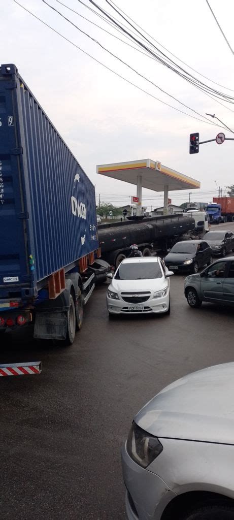 Caminhão e carreta se chocam e causa vazamento de óleo na rua veja