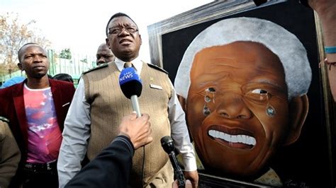 Mandela Still Responding To Treatment