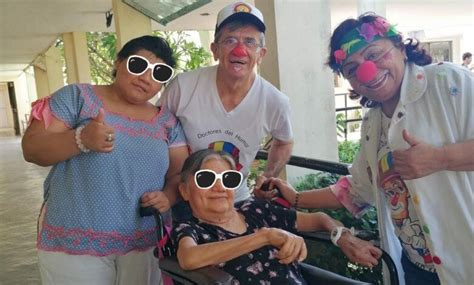 Patch Adams Yucatecos Llevan Alegr A A Abuelitos De Albergue Con Acento