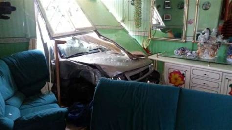 Un Coche Se Empotra En Una Vivienda De Cuevas Bajas E Invade Parte Del