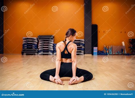 Entrenamiento De La Yoga Mujer Que Hace Estirando Ejercicio Foto De