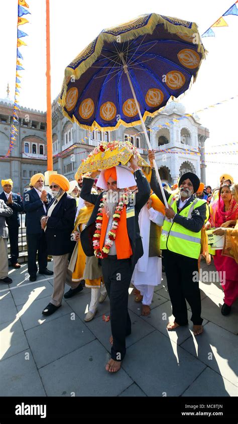 El Gur Granth Sahib El Libro Sagrado Sij Es Llevado De La Guru Nanak